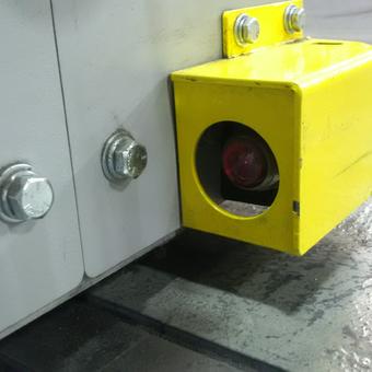 Faisceau de sécurité infrarouge au sol - des deux côtés du chariot mobile